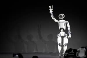 미래형 로봇이 인사하는 모습 - 첨단 인공지능과 로봇기술의 미래 전망.