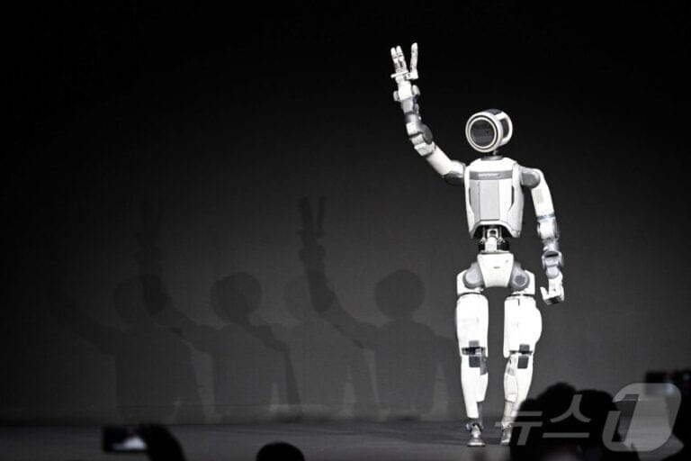 미래형 로봇이 인사하는 모습 - 첨단 인공지능과 로봇기술의 미래 전망.