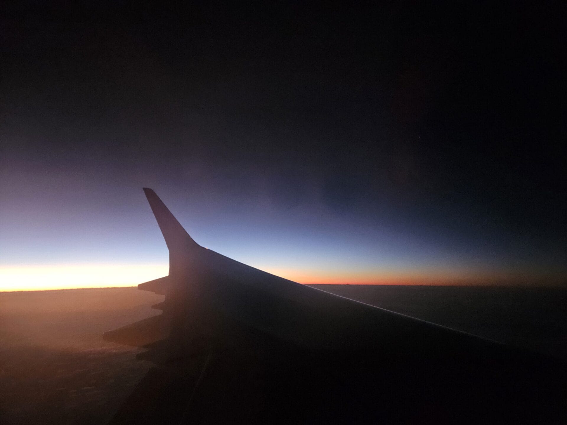 비행기에서 찍은 석양 사진